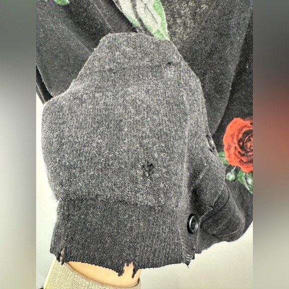 Anthropologie 27 Miles 100% Cashmere Rose Knit Gray Cardigan Button Front Size M - Picture 7 of 12